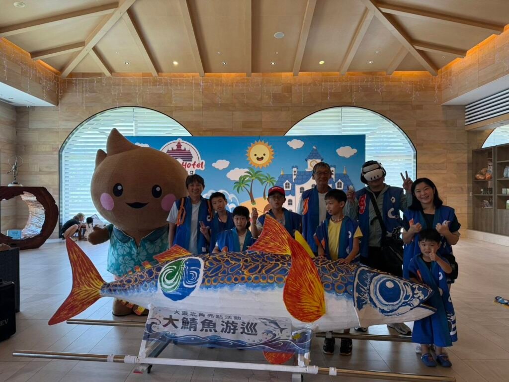 2026年大鯖魚游巡隊伍與大鯖魚道具在福容飯店福隆合影
