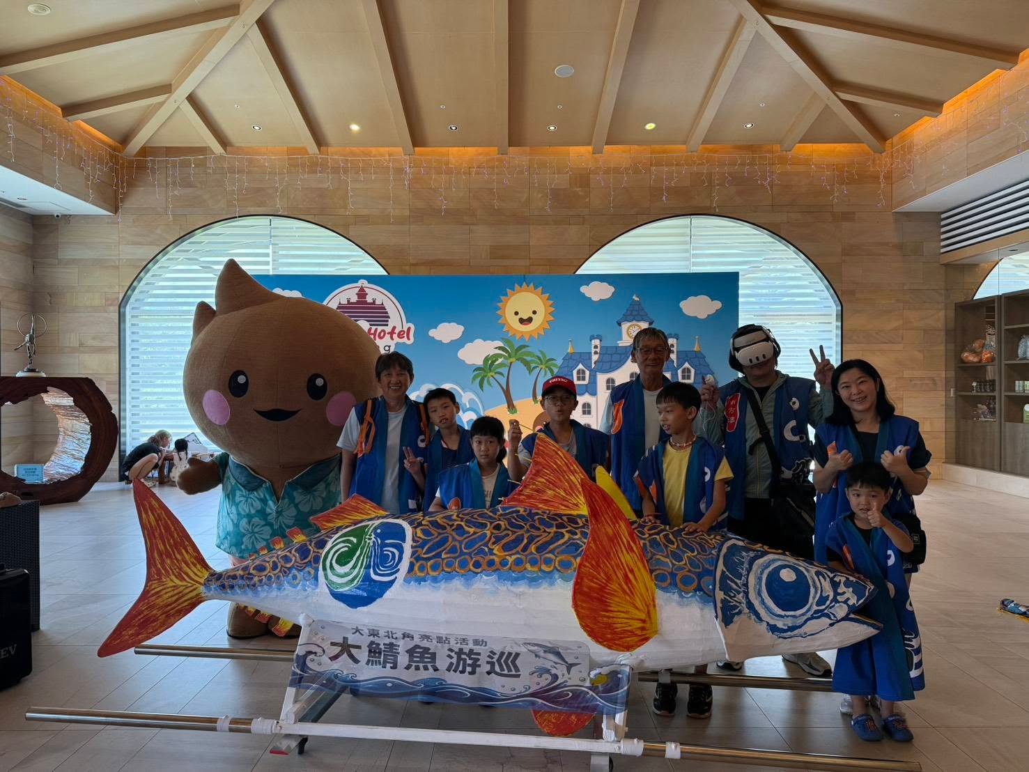 2026年大鯖魚游巡隊伍與大鯖魚道具在福容飯店福隆合影