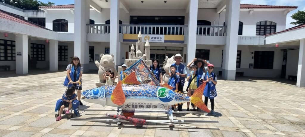 2026年大鯖魚游巡隊伍與大鯖魚道具在福隆遊客中心前合影