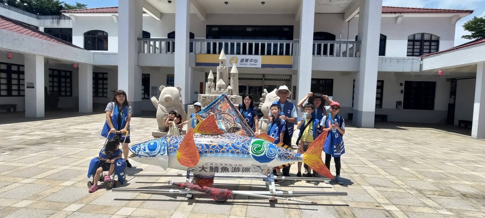2026年大鯖魚游巡隊伍與大鯖魚道具在福隆遊客中心前合影