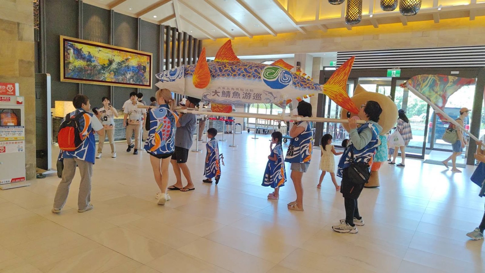 大鯖魚游巡隊伍在福容飯店福隆大廳定點互動