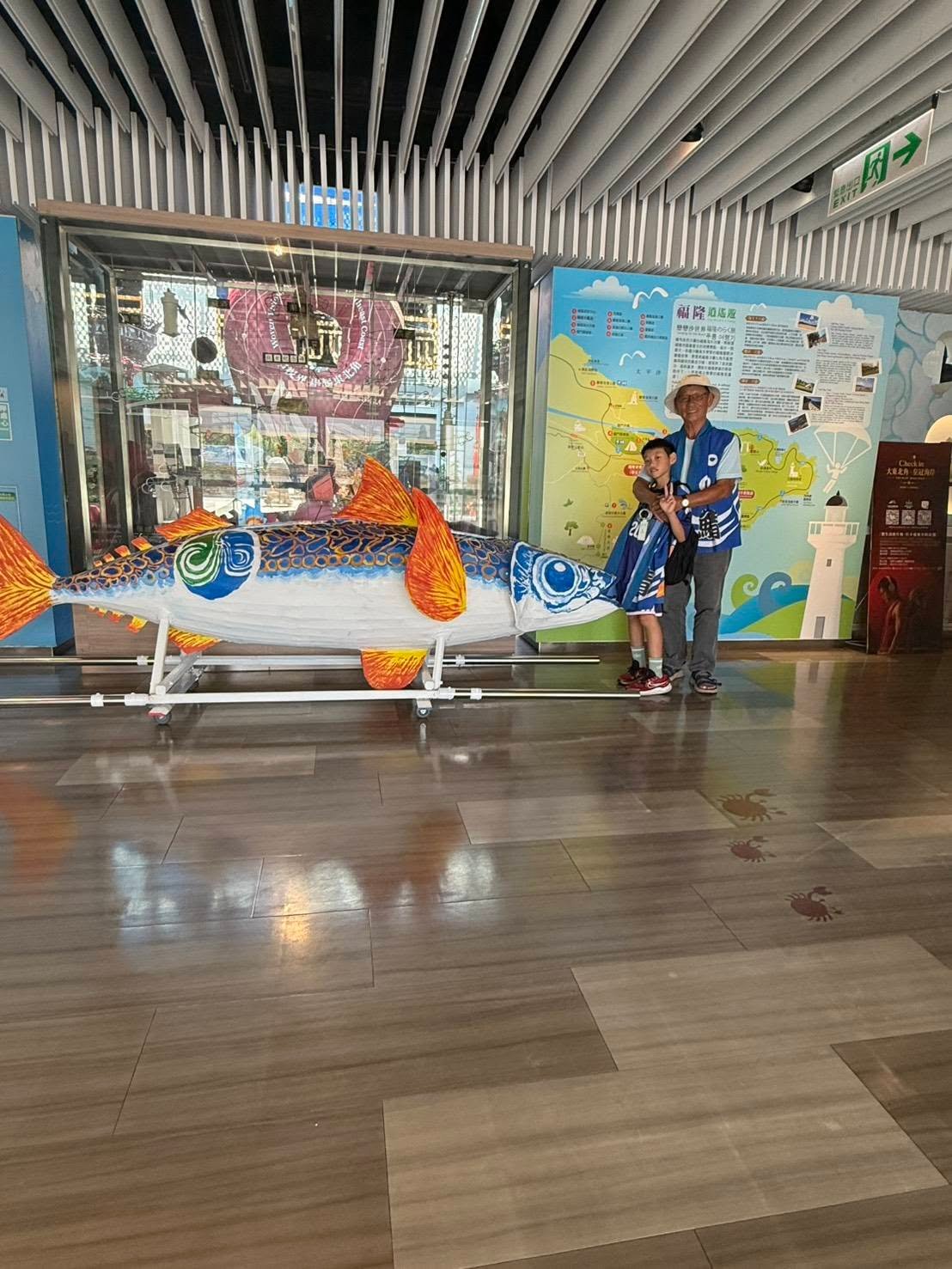 福隆遊客中心內大鯖魚作品與參與者互動