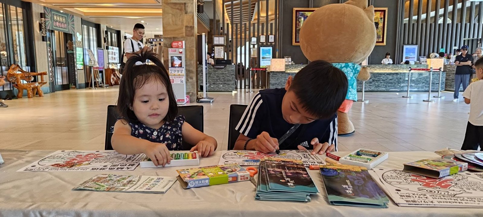 孩童在福容飯店福隆參與大鯖魚文化體驗