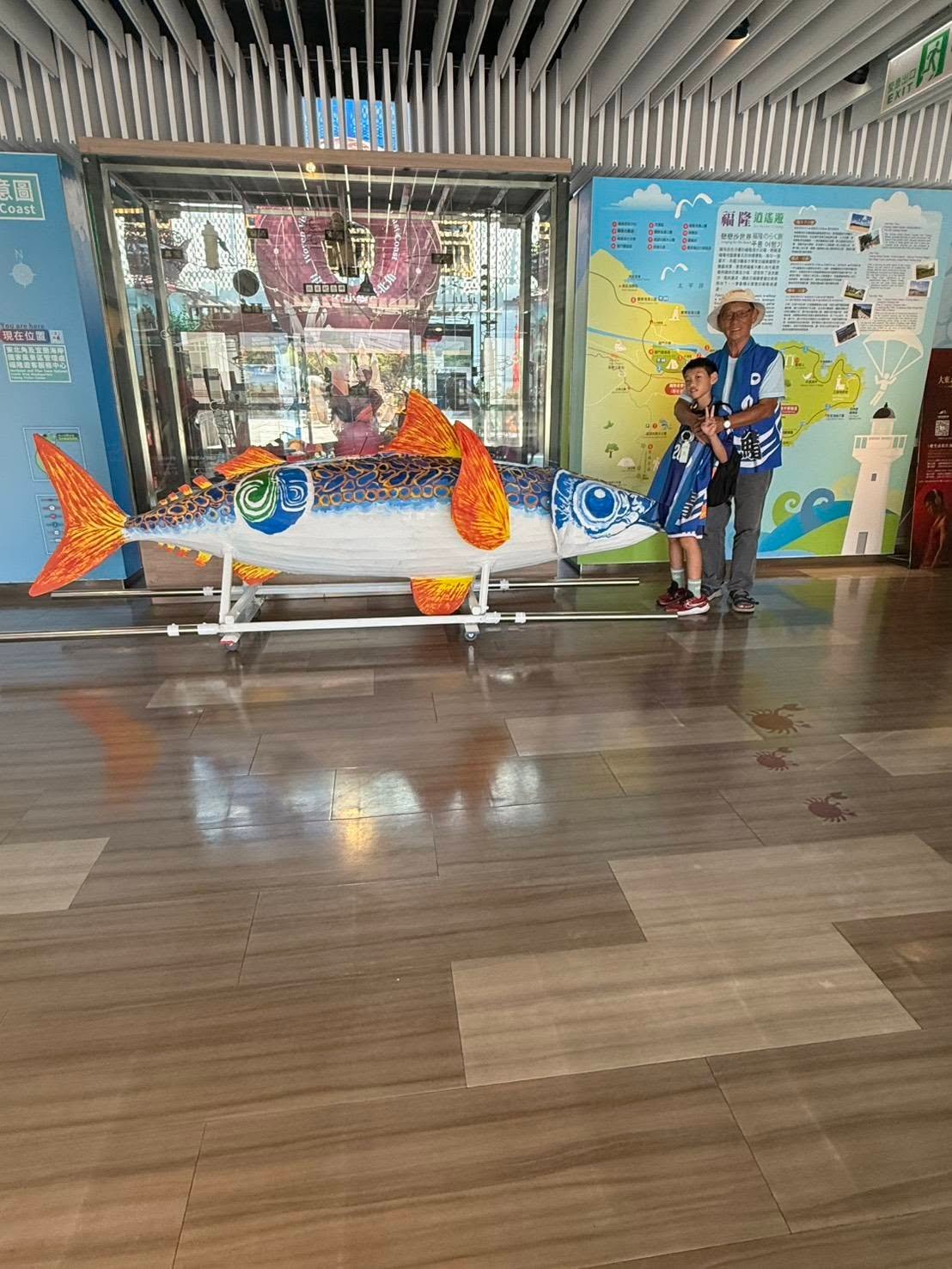 大鯖魚作品在福隆遊客中心室內展示