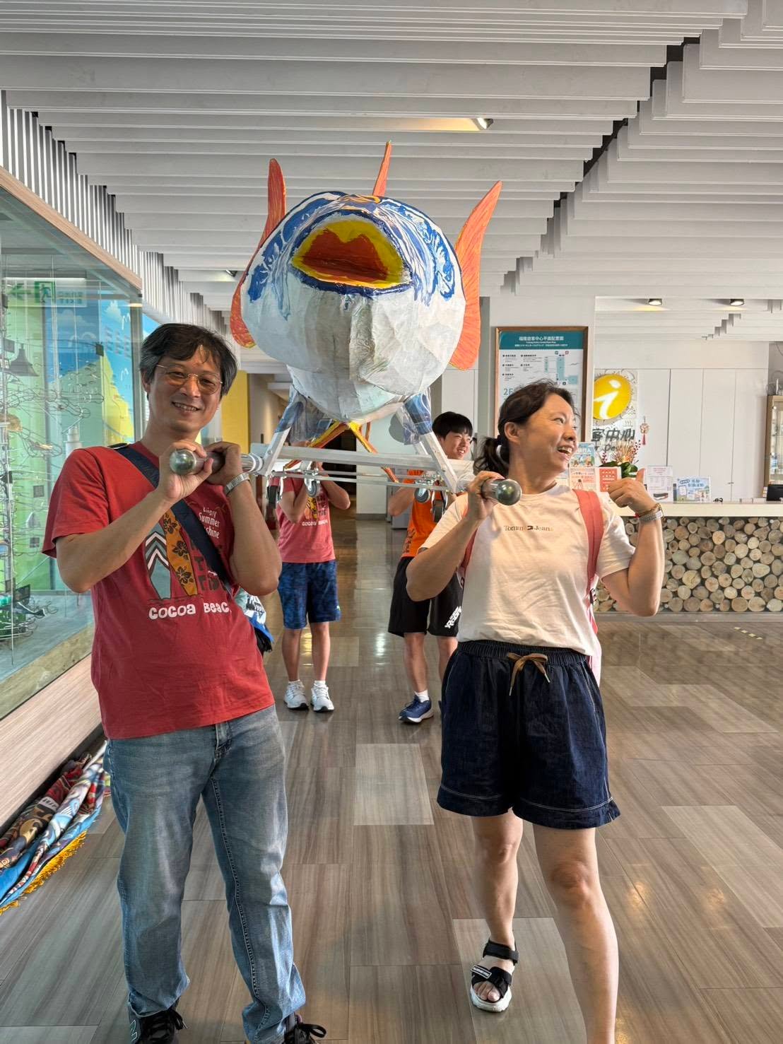 參與者扛起大鯖魚游巡道具準備出發