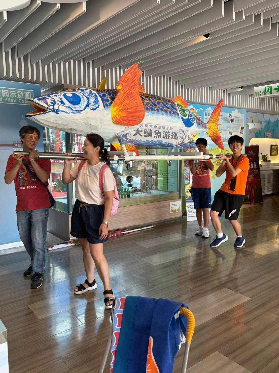 大鯖魚游巡隊伍在福隆遊客中心室內行進